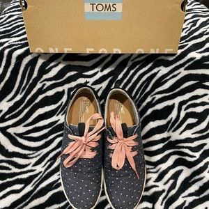 toms black dot chambray